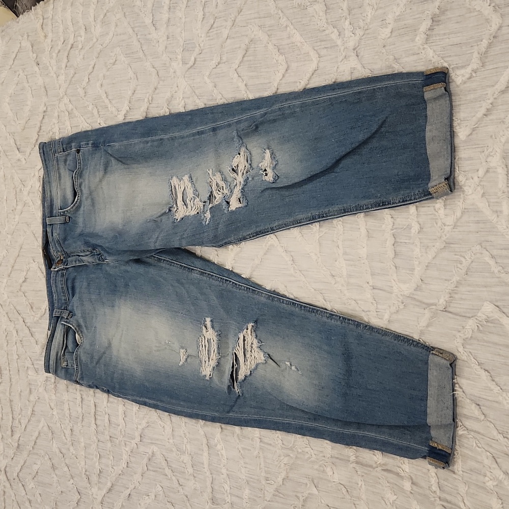 Light wash, distressed slim cropped Joe's jeans size 32!